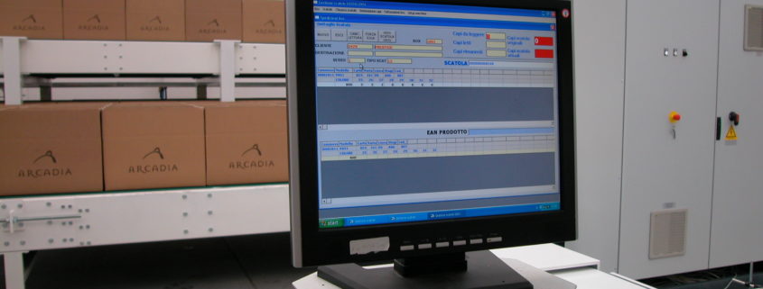 monitor operatore per visualizzare scheda cliente Impianto Automatico Confezionamento e Magazzino